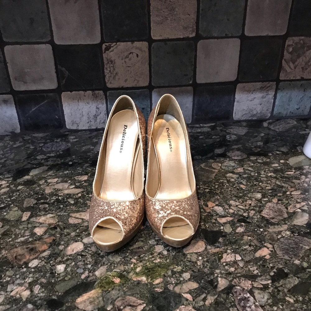 Women’s size 8 gold glitter pumps